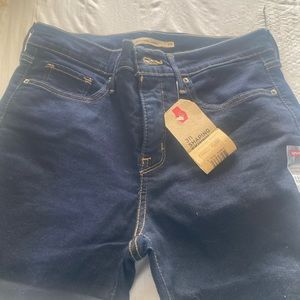 Dark blue Levi’s skinny